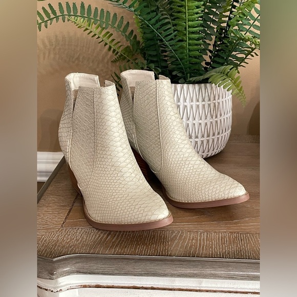 Laura Marano by Not Rated Western Ankle Bootie White Faux Snake Print Size 8 - Picture 6 of 14